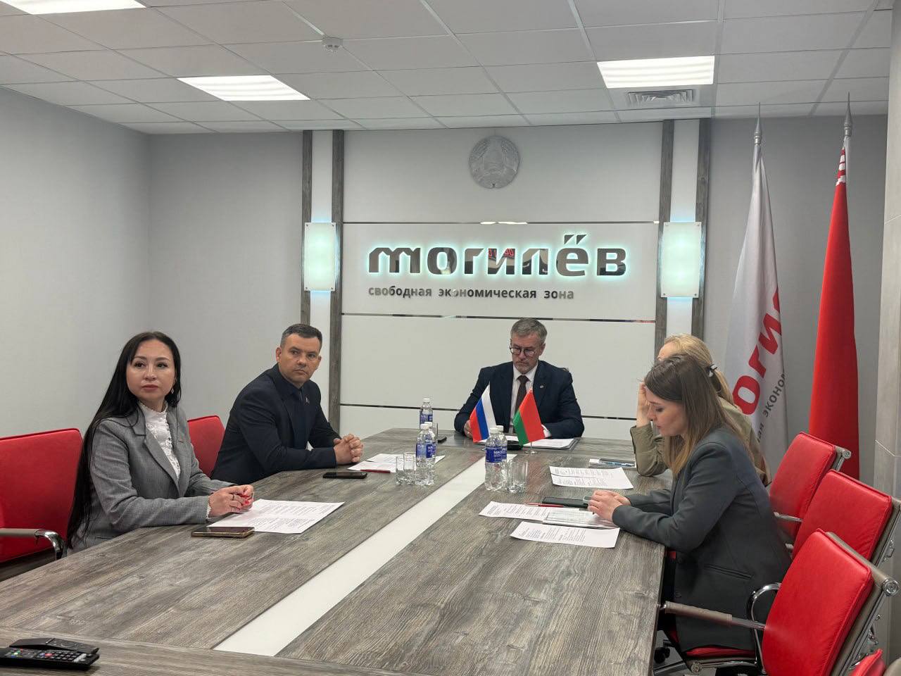 Администрация свободной экономической зоны (СЭЗ) организовала деловую встречу в формате видеоконференции с представителями российского предприятия по производству пластиковых контейнеров и МГКУП «САП»